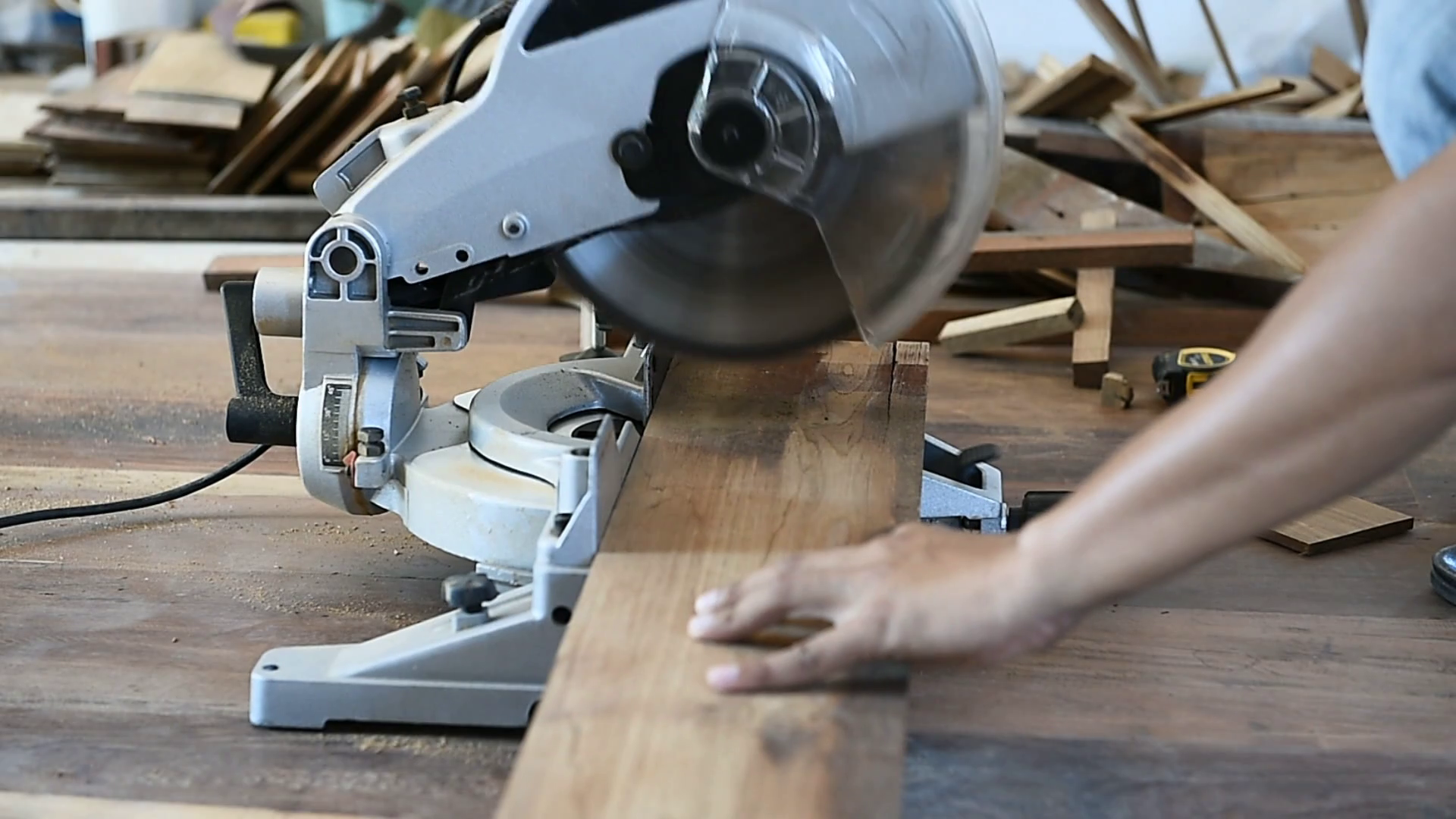 carpenter-man-use-a-circular-saw-for-cut-wood-plank_rxpsskrvl_thumbnail-full01
